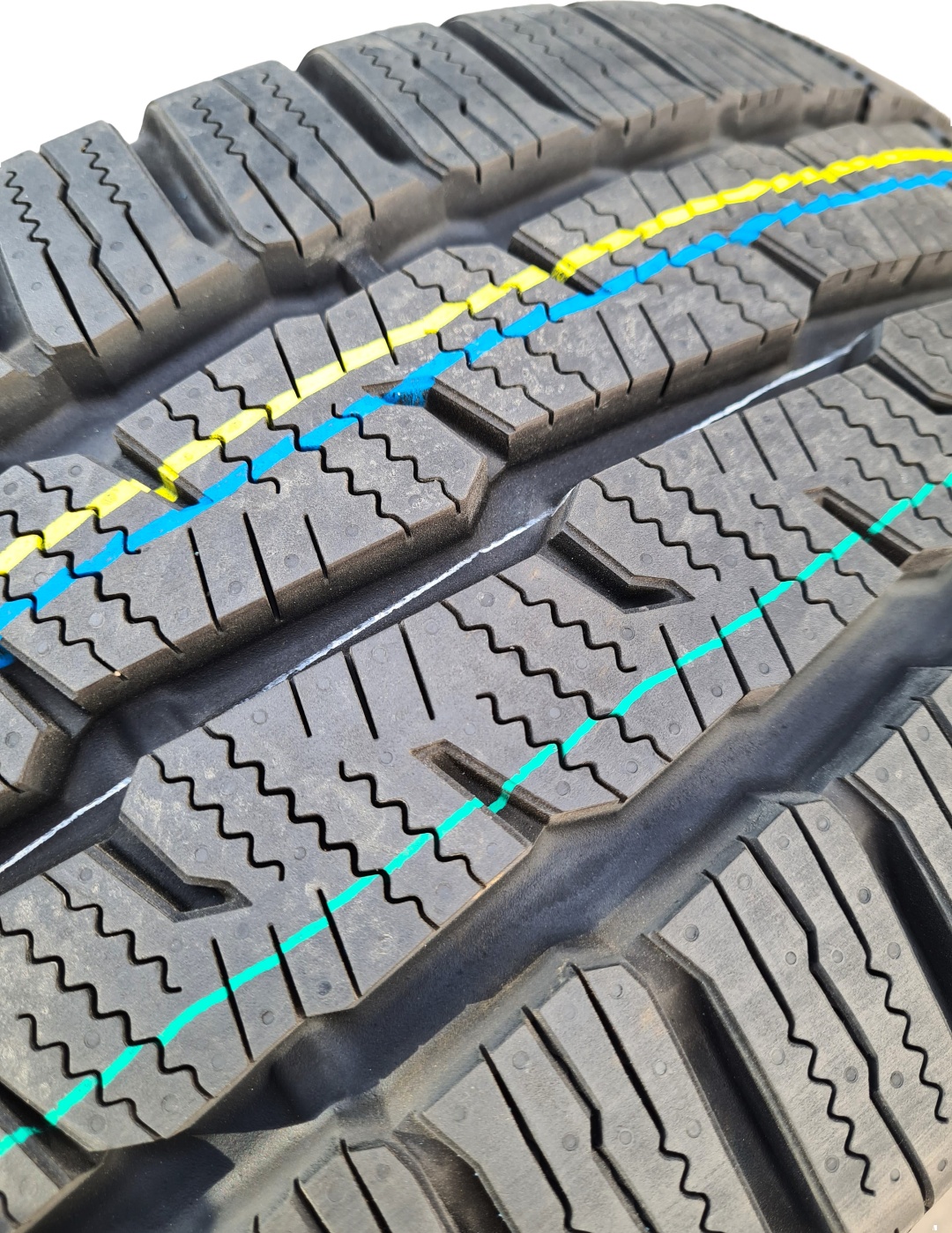 Toyo Observe VAN 2024 год Япония 235/65 R16C 121 S без шипов