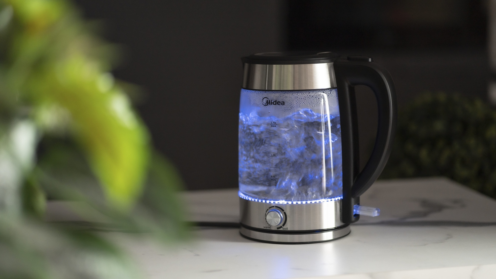 Электрочайник Midea MK-17G01E черный