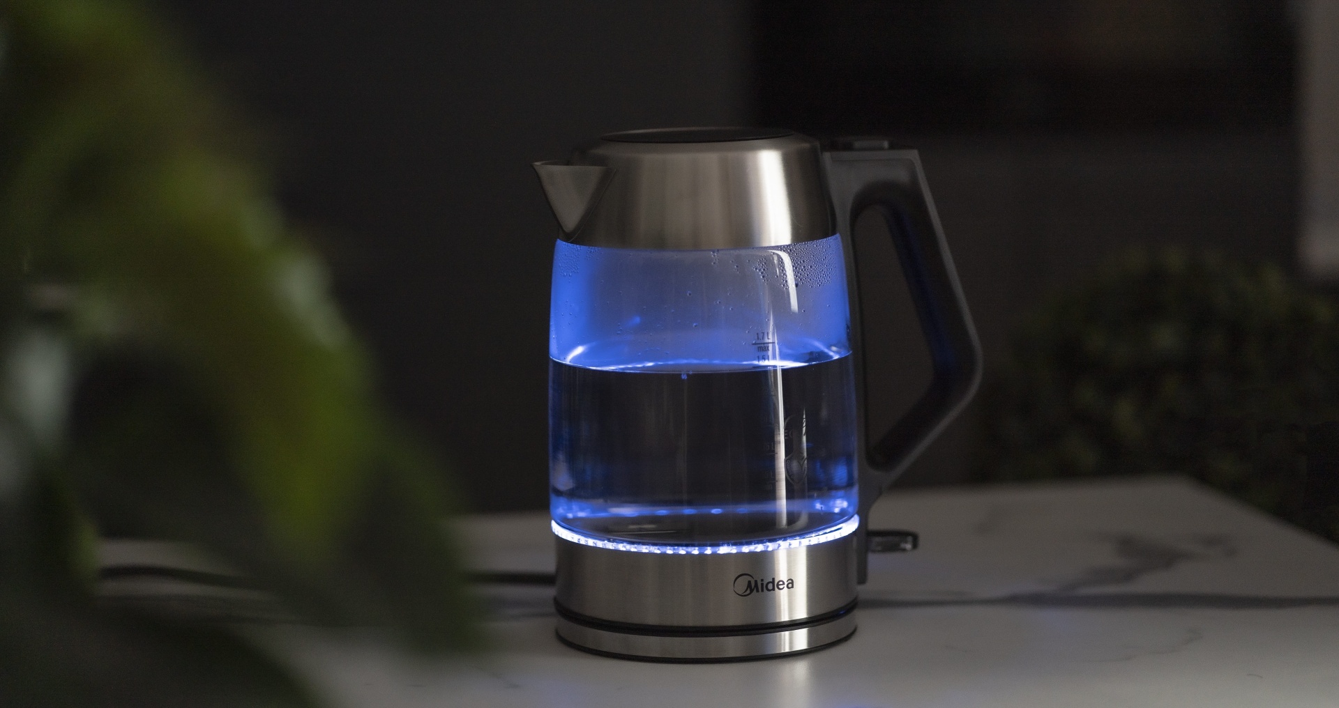 Электрочайник Midea MK-17G01F черный