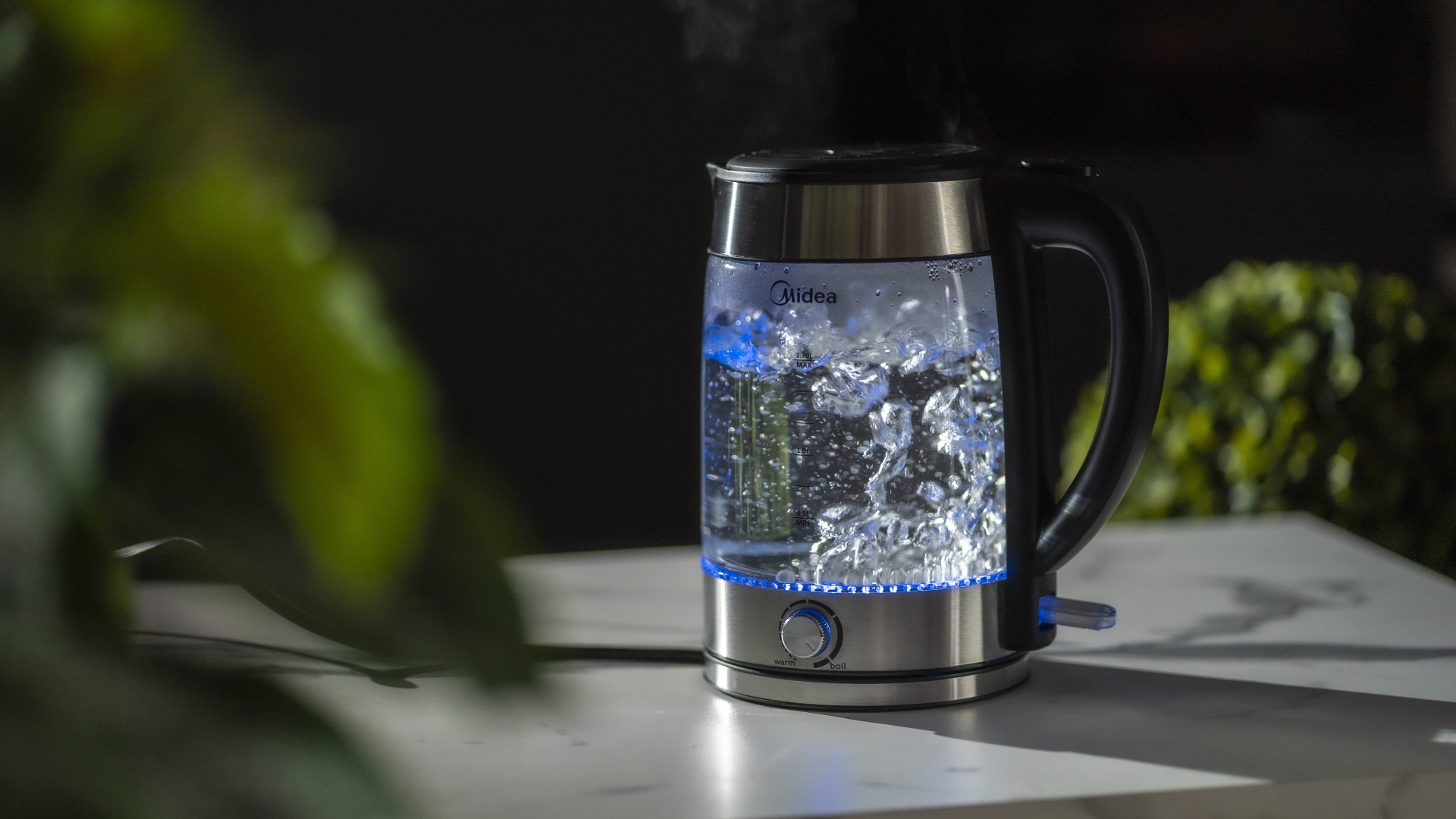 Электрочайник Midea MK-17G01E черный