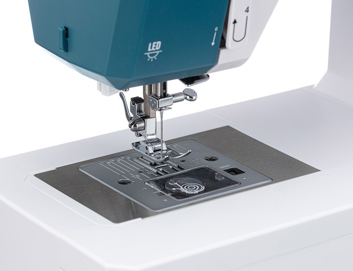 Швейная машина Chayka HomePro белая, бирюзовая