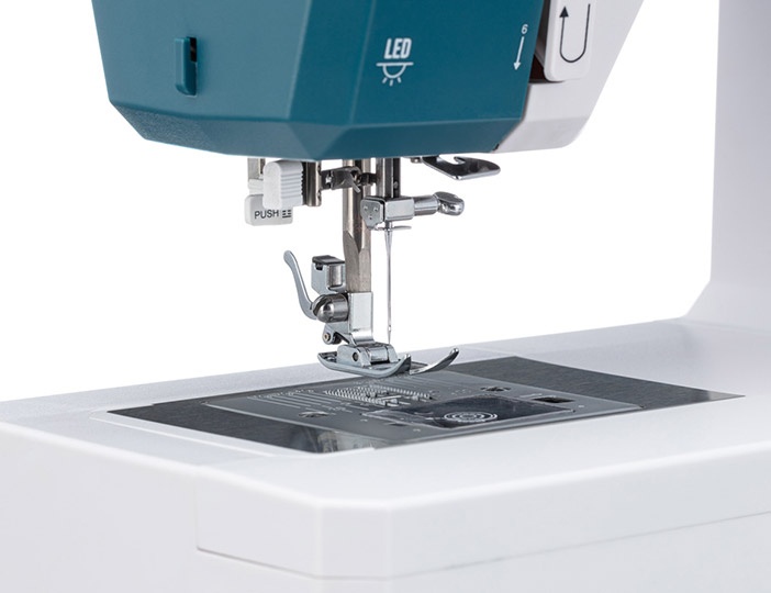 Швейная машина Chayka HomePro белая, бирюзовая
