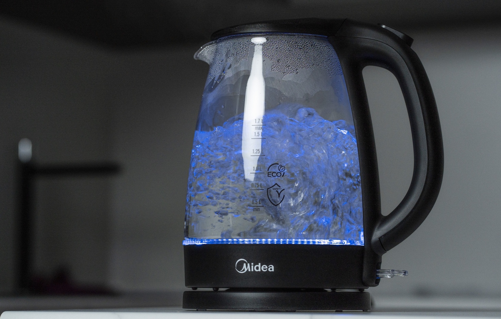 Электрочайник Midea MK-8015 черный