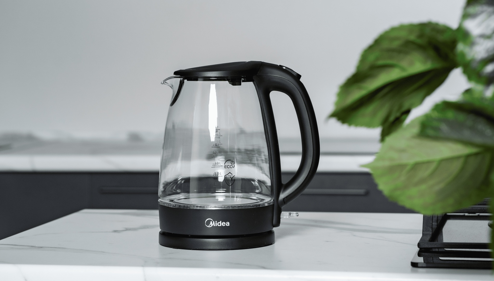 Электрочайник Midea MK-8015 черный