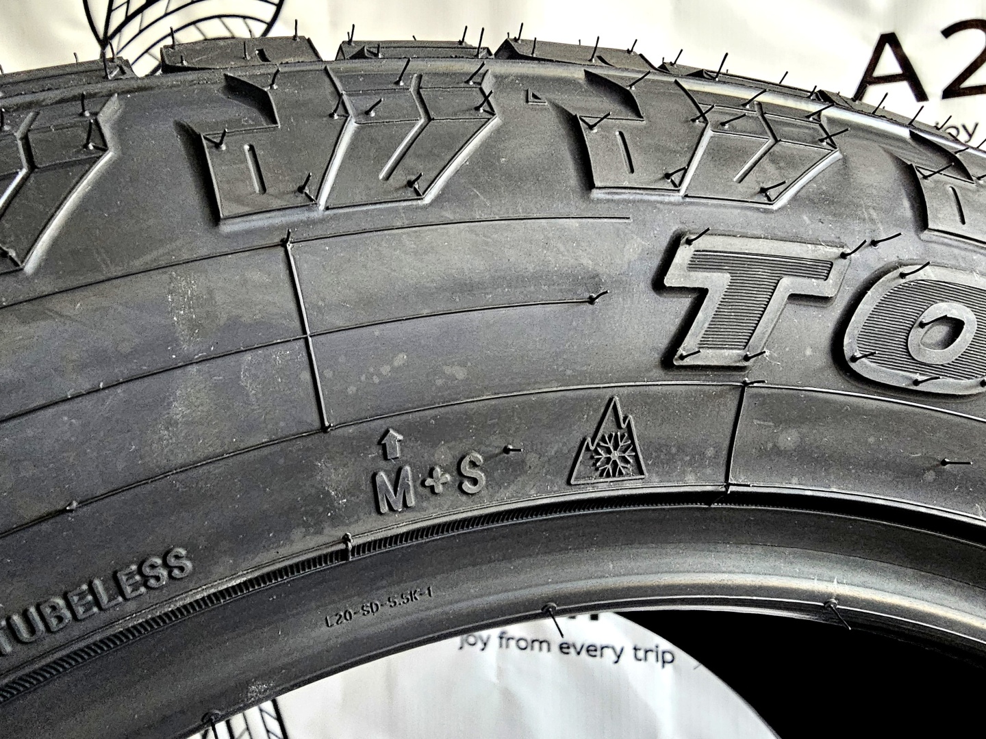 Toyo AT3 Japan 215/70 R16 100 T