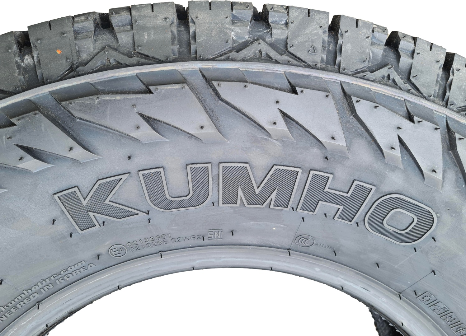 Kumho AT52 265/65 R18 114 T