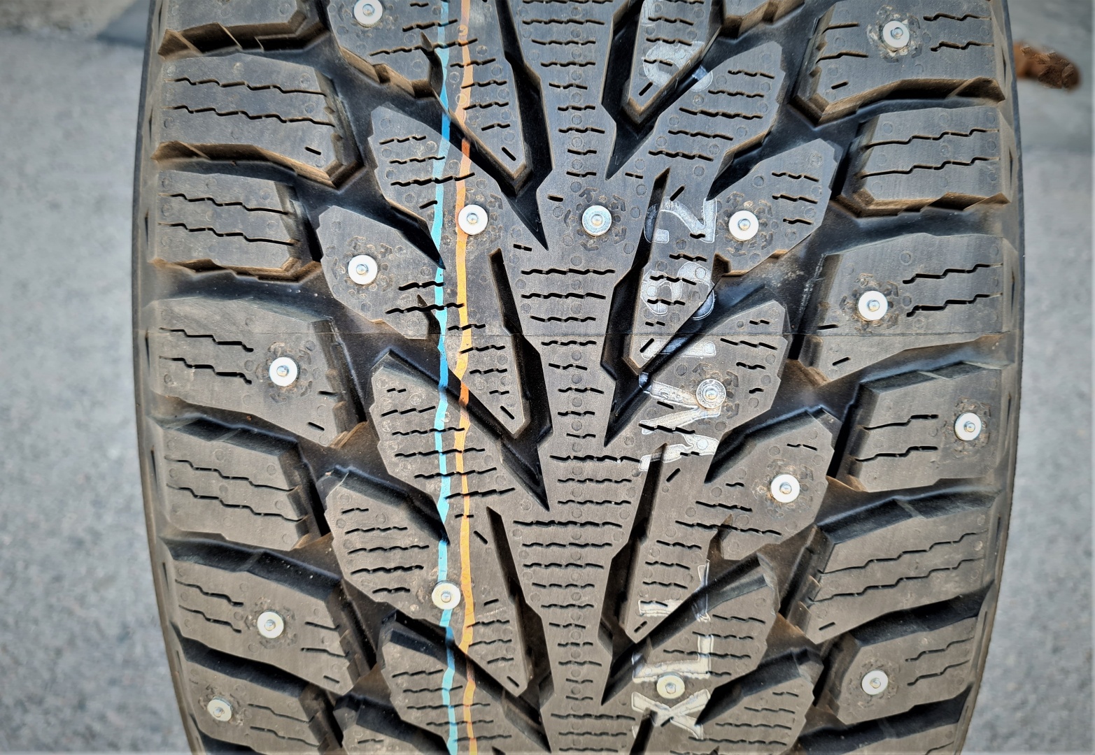 Kumho WinterCraft Ice WI32 235/45 R18 98T с шипами