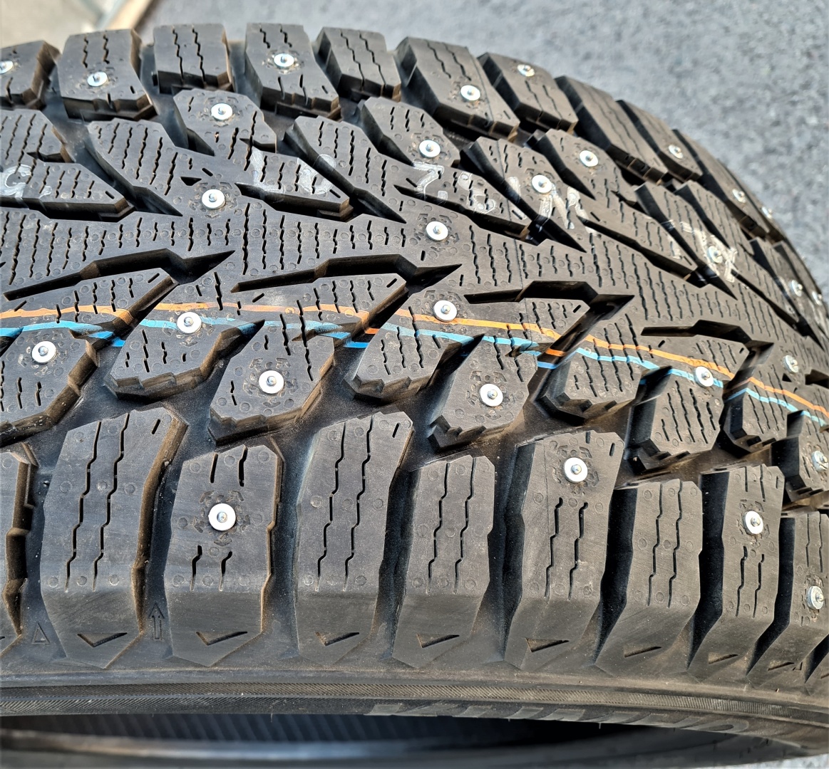 Kumho WinterCraft Ice WI32 235/45 R18 98T с шипами