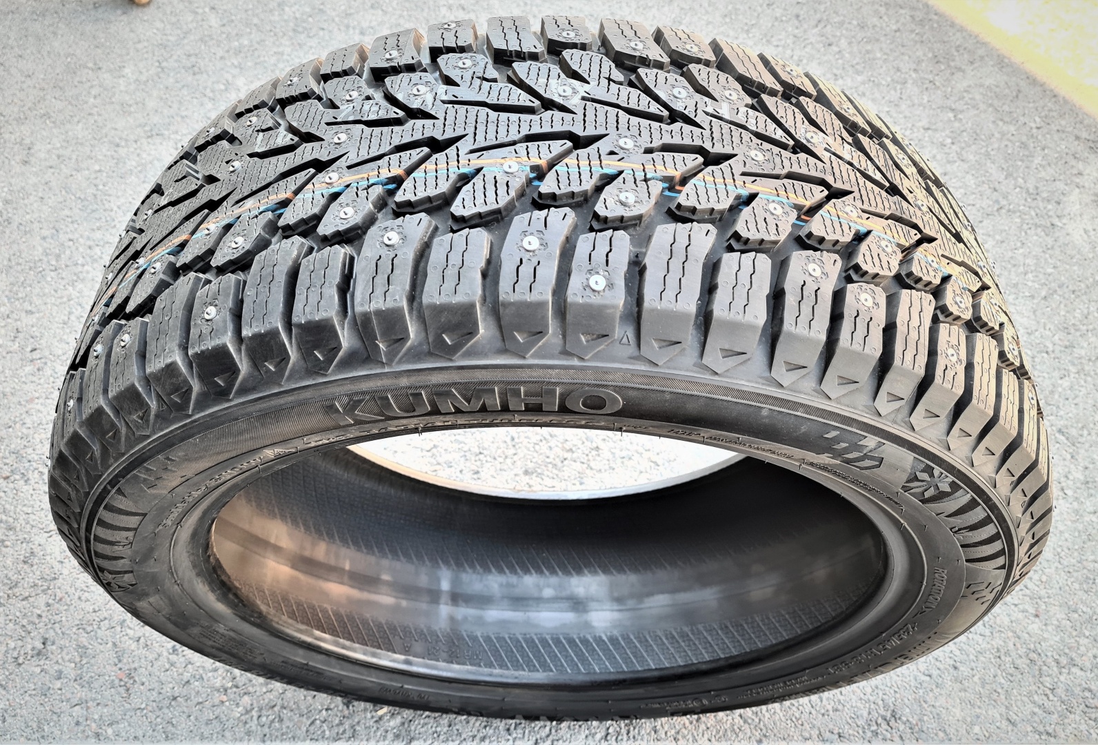 Kumho WinterCraft Ice WI32 235/45 R18 98T с шипами