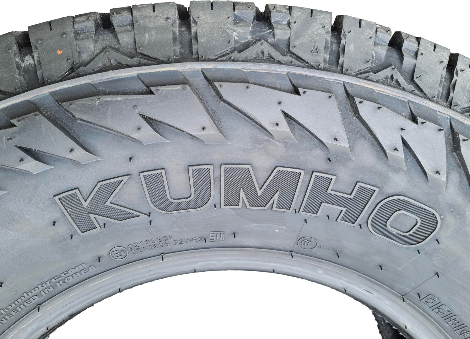 Kumho Road Venture AT52 265/70 R16 112 T