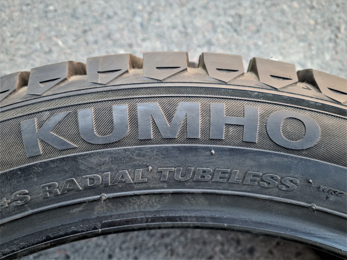 Kumho WinterCraft Ice WI32 235/45 R18 98T с шипами