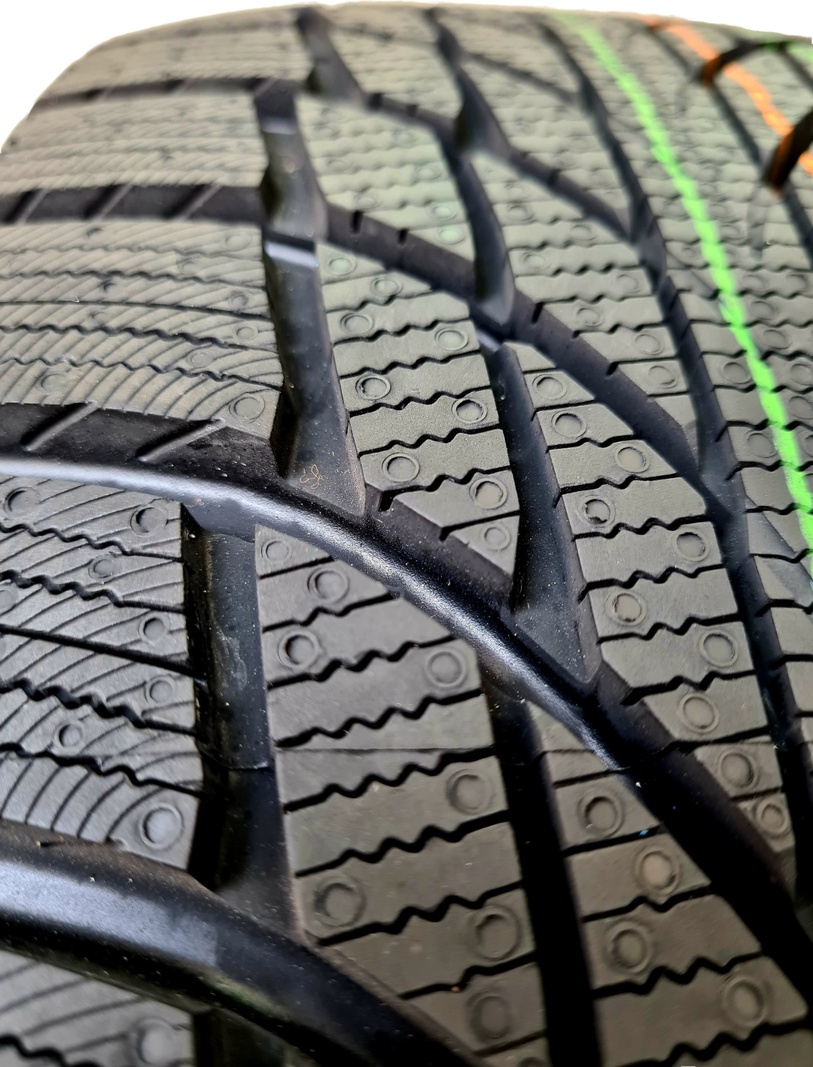 Kumho Wi51 235/45 R18 98 T  без шипов