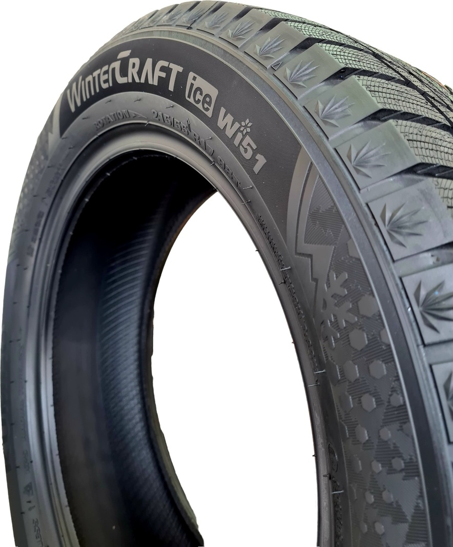 Kumho Wi51 235/45 R18 98 T  без шипов